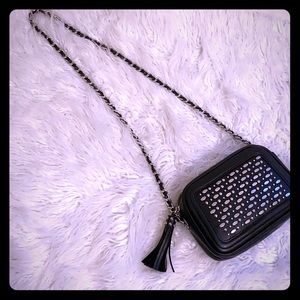 Black and Silver STEVE MADDEN cross body bag.🖤🤍
